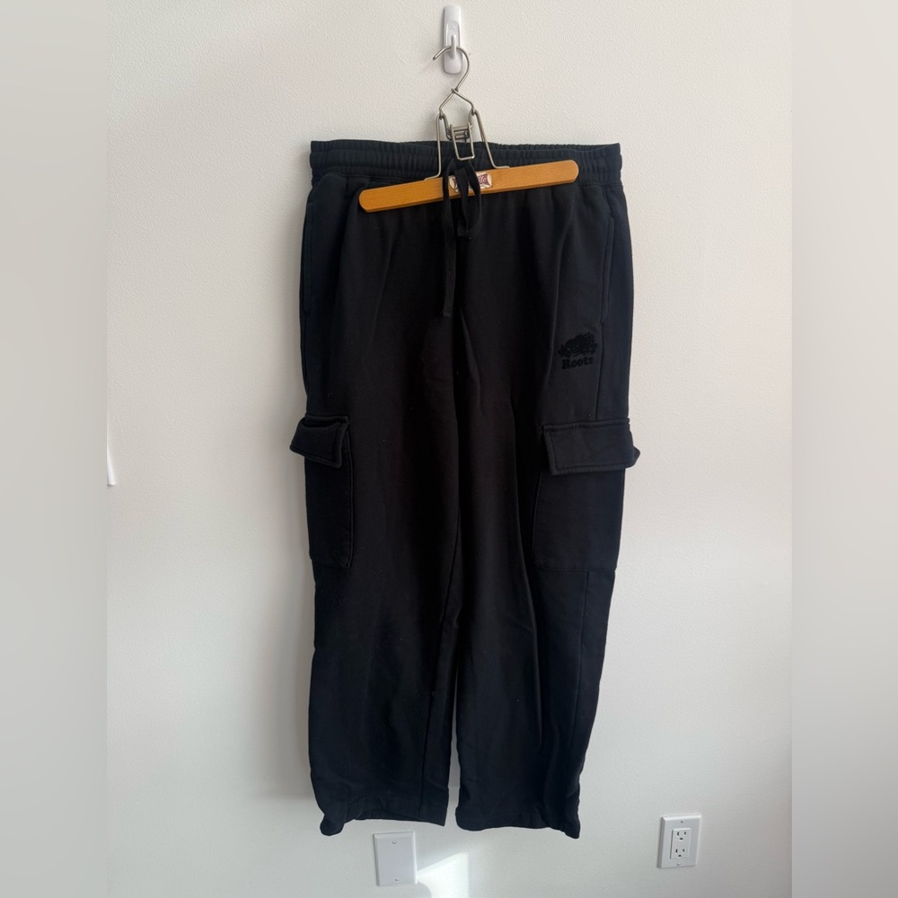 Ladies ROOTS black cargo sweat pants
4 pockets
Medium